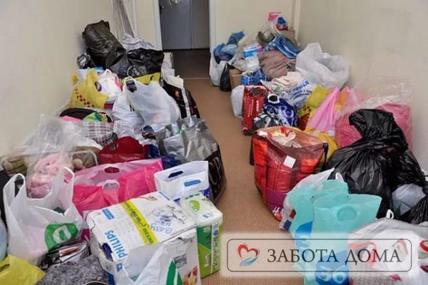Упаковка вещей для передачи в дом престарелых