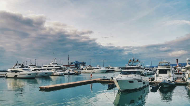 Праздники в августе 2025 года: когда будут выходные дни и выгодно ли брать отпуск