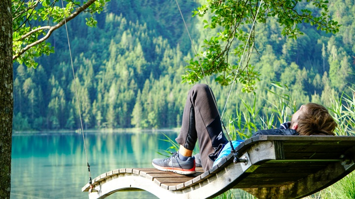 Праздники в августе 2025 года: когда будут выходные дни и выгодно ли брать отпуск