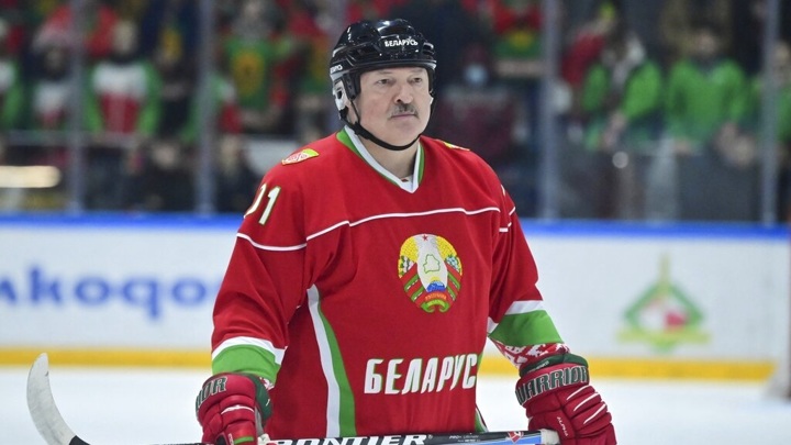 Лукашенко сбили с ног на ледовой арене во время хоккейного матча