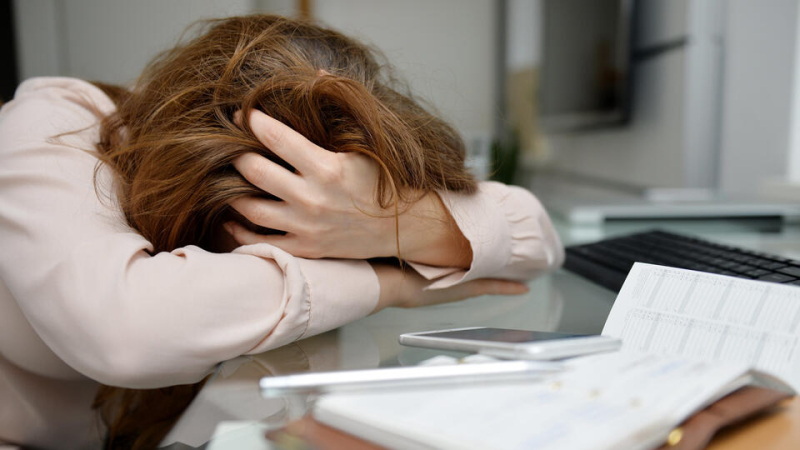 Врачи доказали вред переработок и трудоголизма